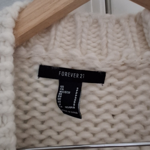 Chunky Knit Cream Cardigan with Strawberry Embroidery Oversize Fit - Picture 3 of 4